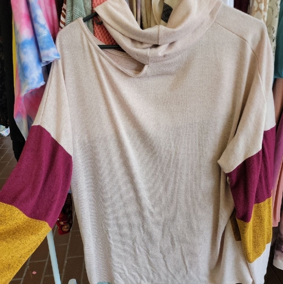 NWOT Haptics loose turtleneck with one cold shoulder long sleeve L but fits 1x - Picture 2 of 4